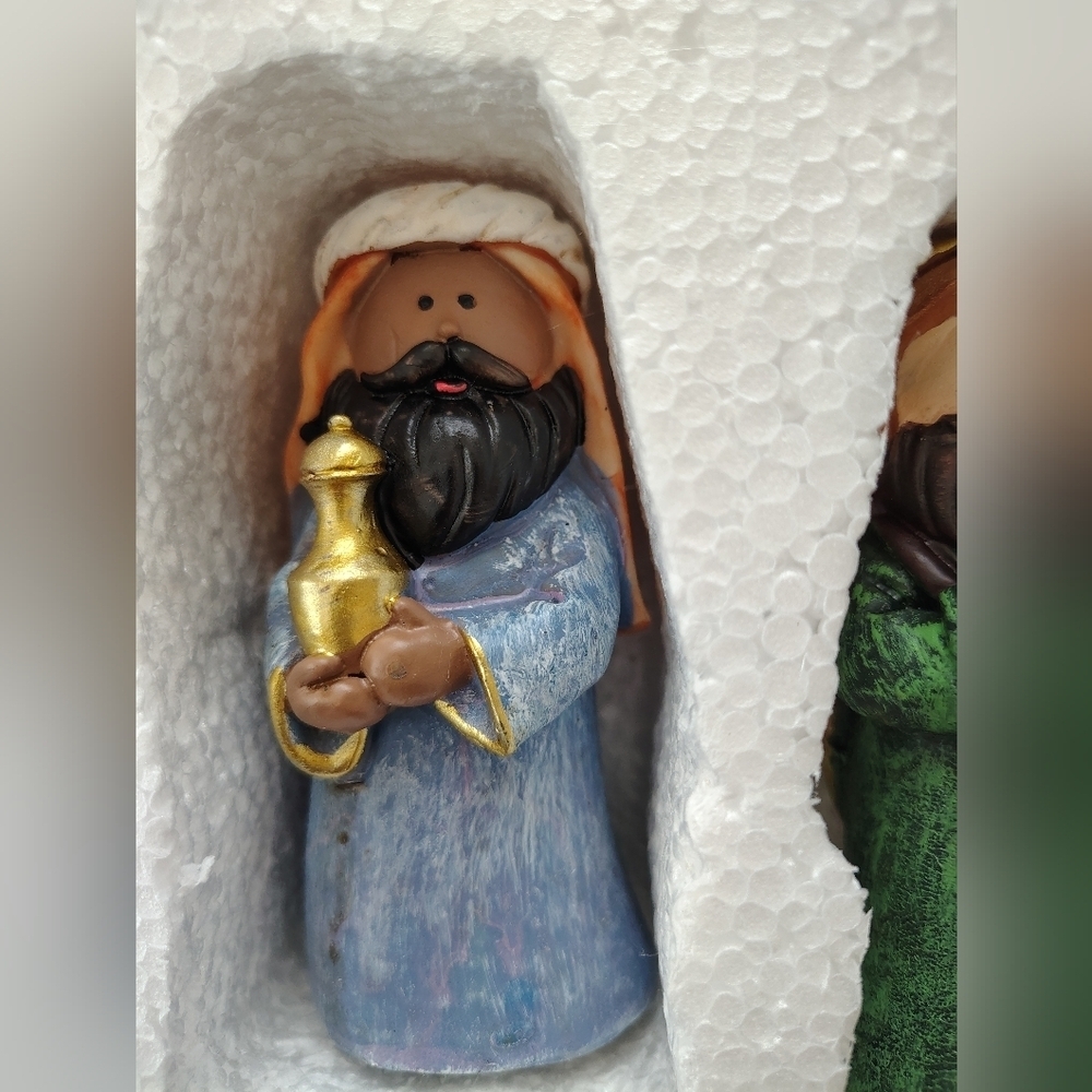 Nativity Scene Figurines Set - Picture 6 of 9